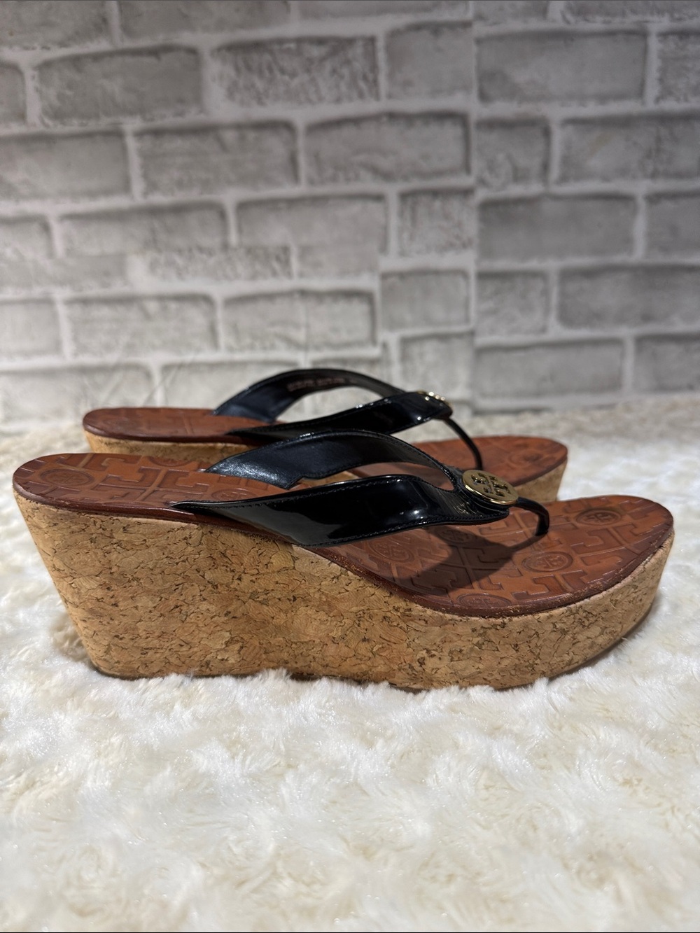 Tory Burch Black Patent Leather Thong Wedge Sandals with Gold Logo, sz 8 M, A